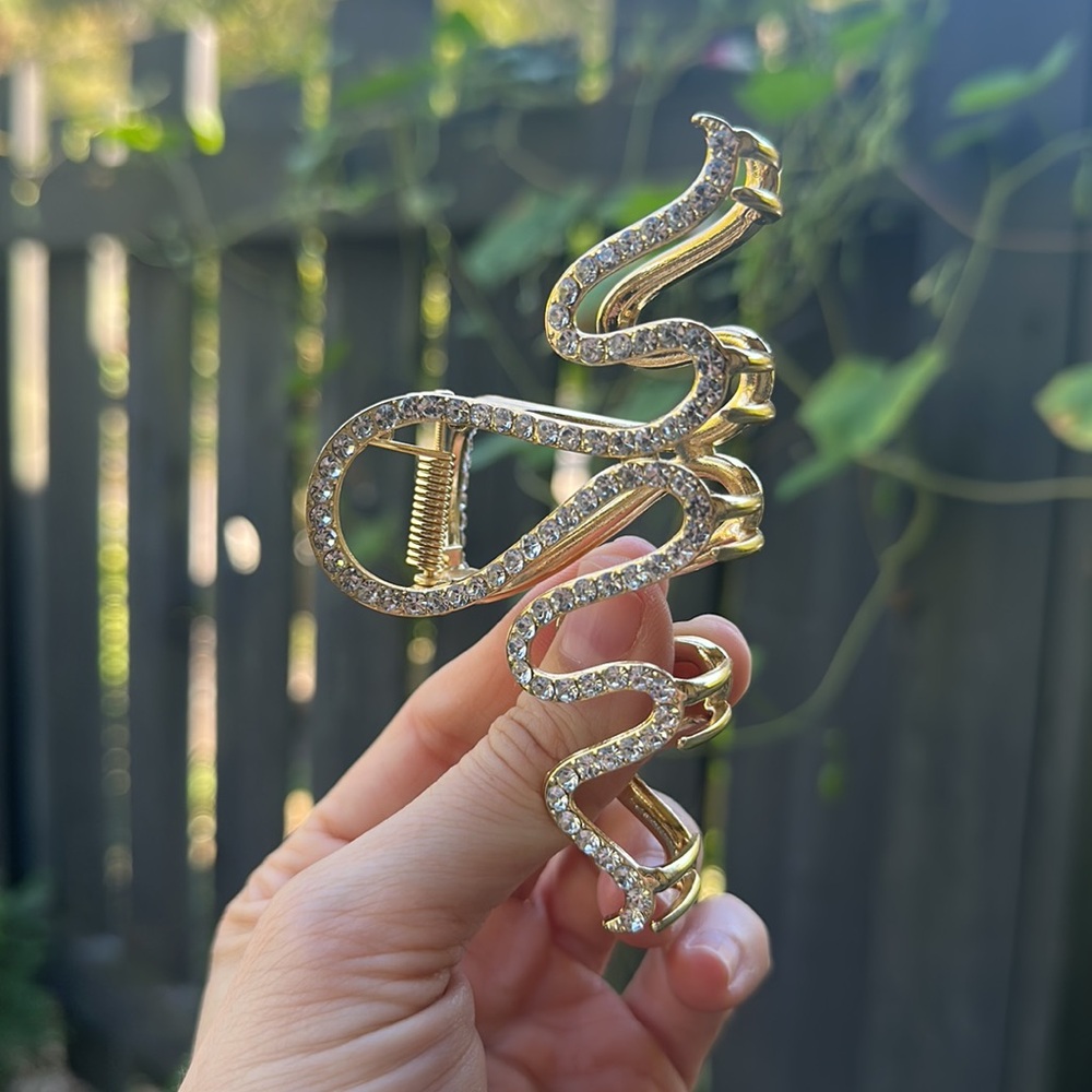 NWOT. Rhinestone Claw Clip